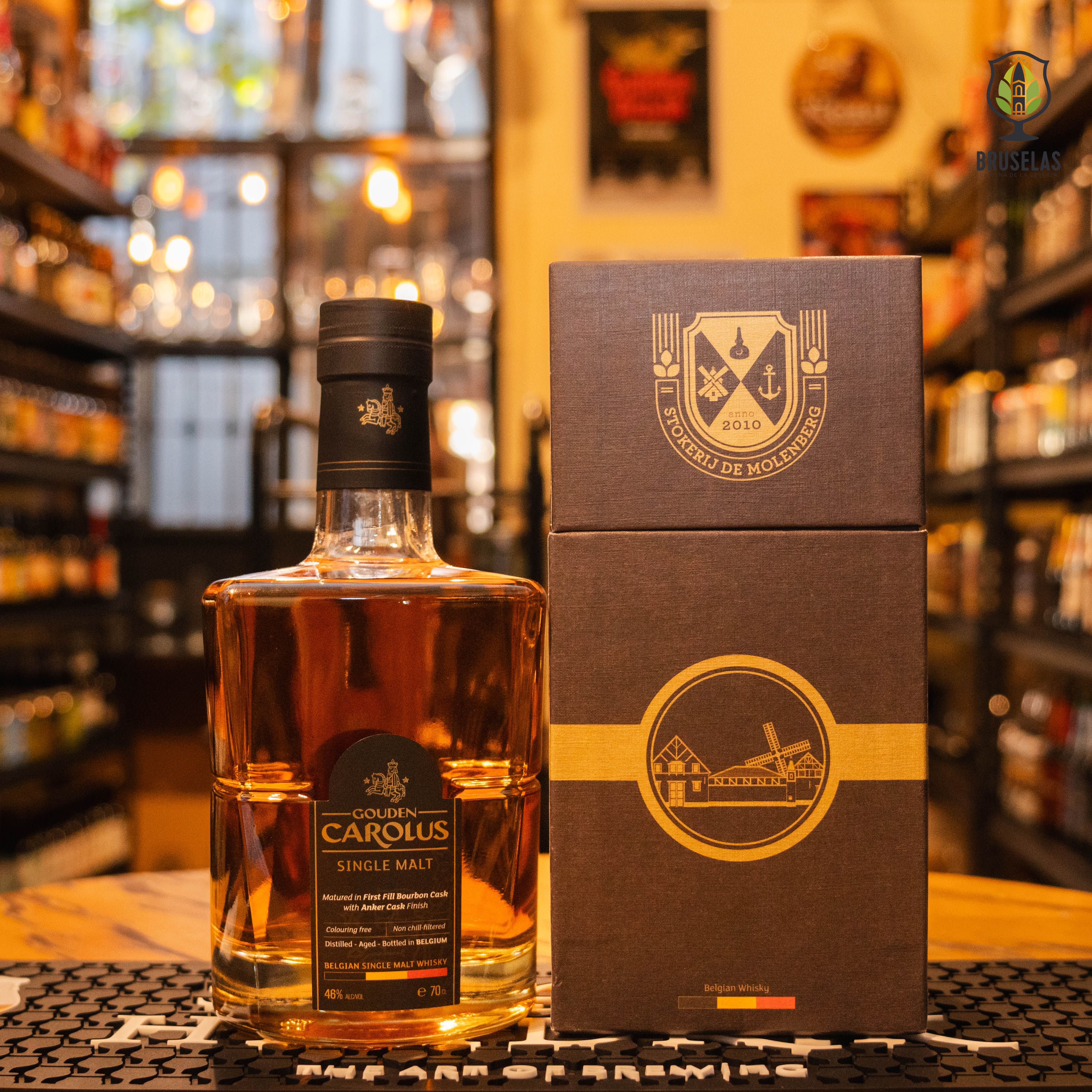 Botella de Whisky Carolus Single Malt, elaborado por Het Anker en Bélgica. La etiqueta tiene un diseño clásico con detalles dorados. Con un ABV de 46%, presenta aromas de miel, melón y hierba fresca. En boca, ofrece notas de pomelo, naranja amarga, anís y cuero, con un final equilibrado entre dulzor y amargor. Ideal para maridar con quesos semiduros, chocolate oscuro y carnes ahumadas.