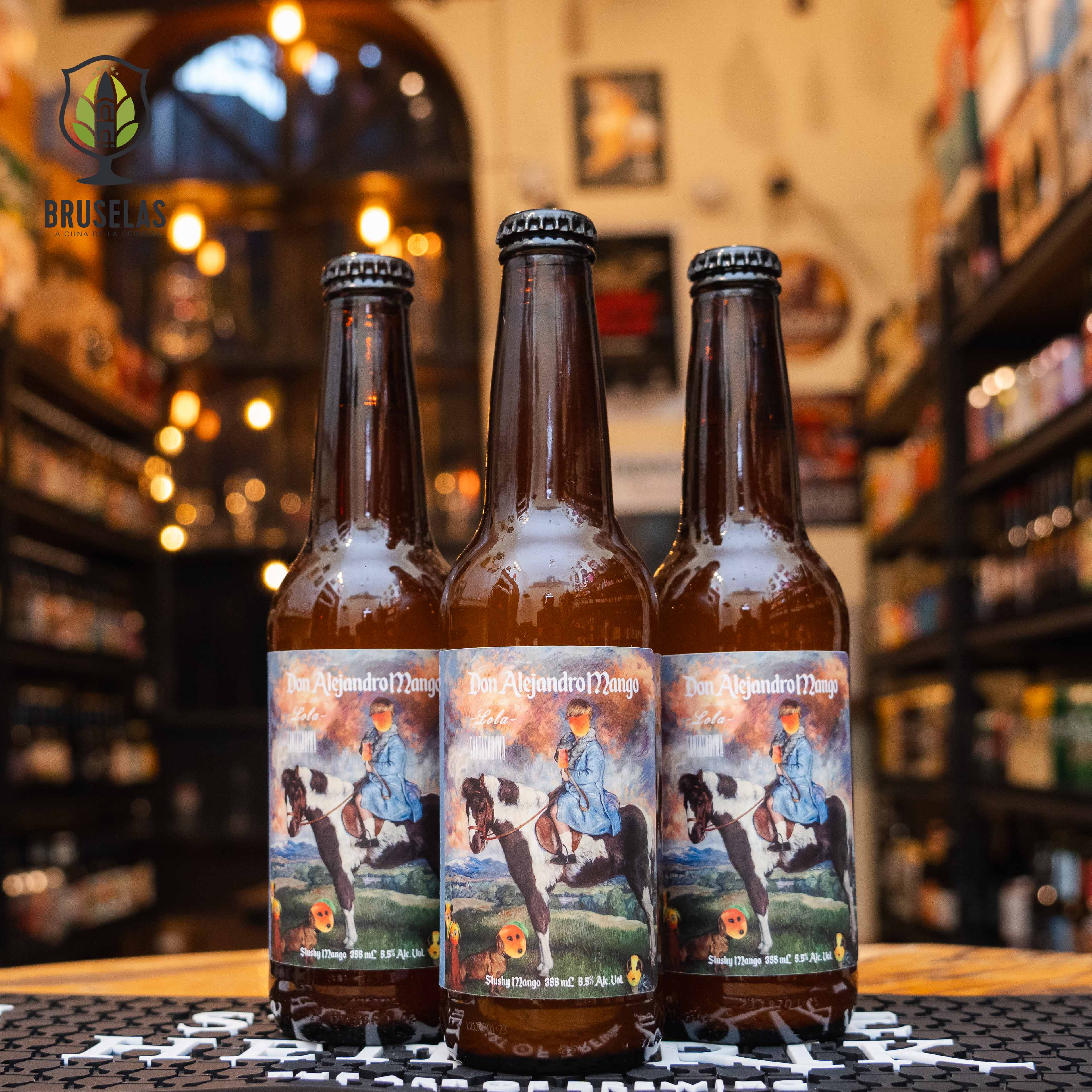 Botella de Don Alejandro Mango, una Sour Ale de Cervecería Santa Sabina, con un ABV de 6.5%. Esta cerveza artesanal ofrece un perfil tropical, con el dulzor del mango fusionado con una acidez refrescante. En aroma, destaca el mango fresco y notas ácidas. Ideal para maridar con ensaladas tropicales, platos agridulces y postres frutales, es una opción perfecta para quienes buscan una experiencia fresca y frutal.