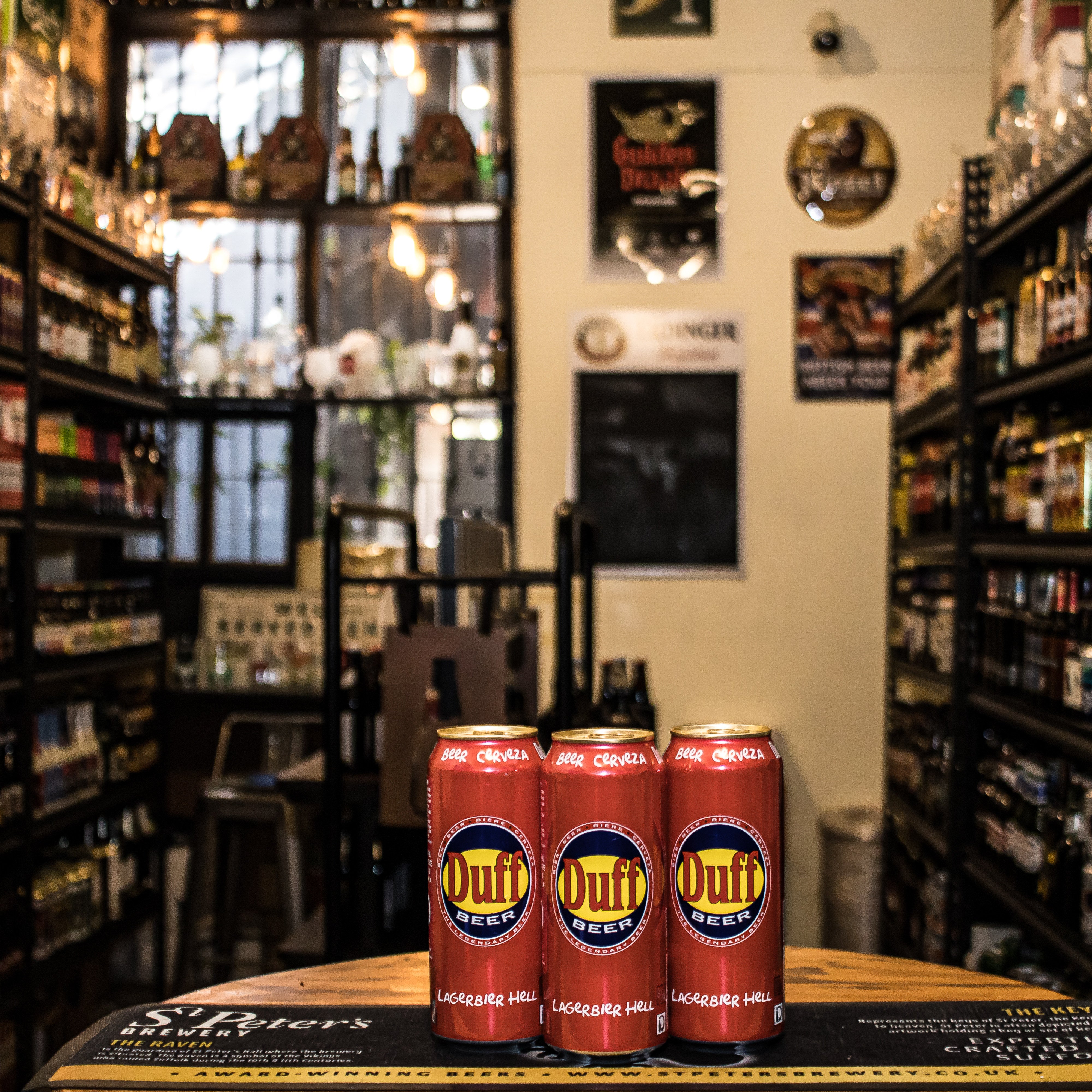 Cerveza Duff, una Pale Lager alemana elaborada por Duff Beverage. Con un ABV de 4.9%, presenta un color dorado brillante y una espuma blanca de poca persistencia. Su aroma incluye notas suaves de cereales y caramelo, mientras que su sabor es equilibrado con un toque dulce y cuerpo ligero. Ideal para acompañar aperitivos ligeros o disfrutarla sola en un día caluroso. Perfecta para fans de "Los Simpson".