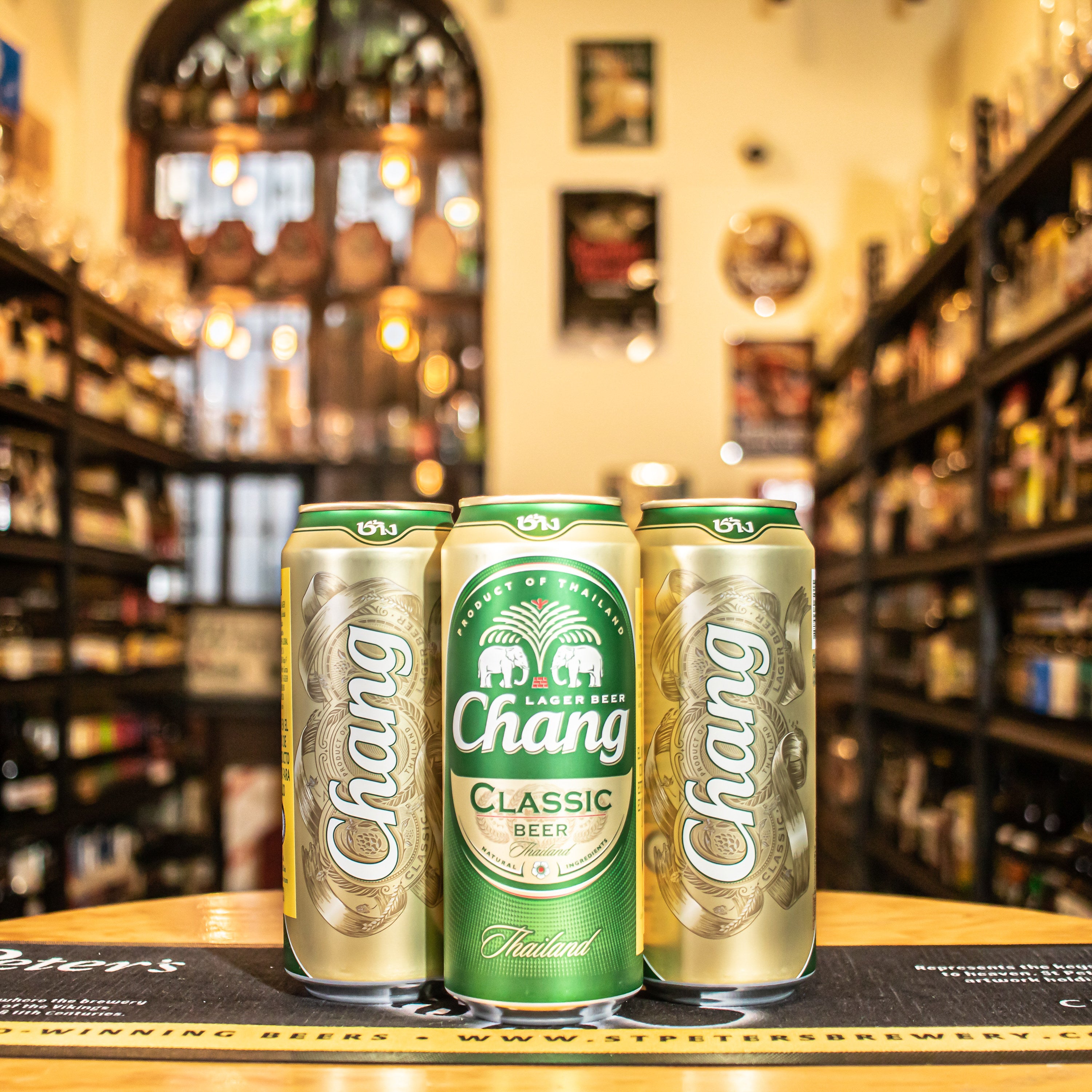 Lata de Chang, una lager tailandesa elaborada por ThaiBev. Con un ABV de 5.0%, esta cerveza tiene un perfil refrescante y bien equilibrado, con notas ligeras de malta y un moderado amargor. Su aroma incluye toques herbales que complementan su suavidad. Ideal para acompañar comida tailandesa, mariscos y ensaladas frescas, esta cerveza ligera es perfecta para disfrutar en cualquier ocasión. Presentación en lata de 500 ml.