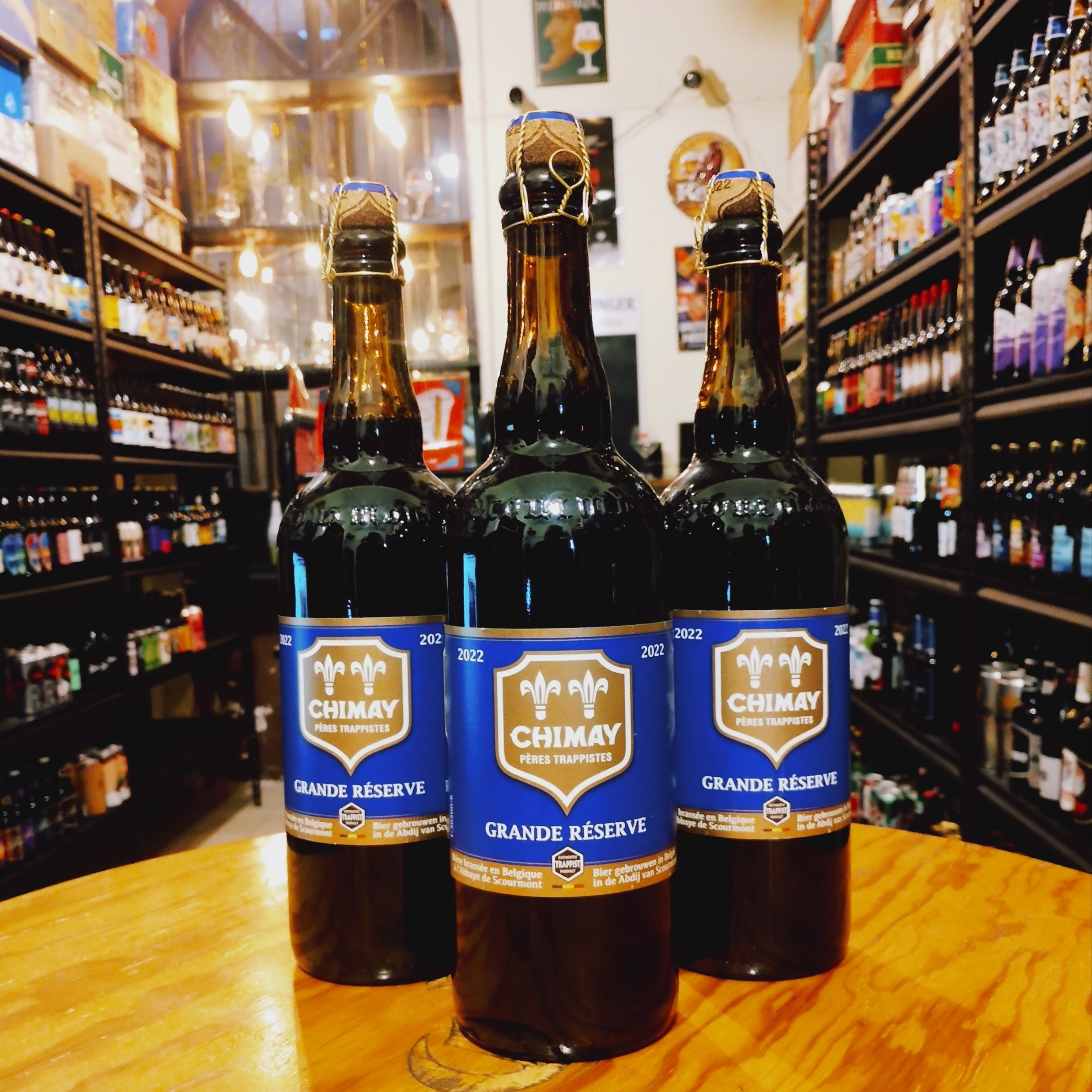 Botella de Chimay Grande Réserve 2022 de 750 ml, una Belgian Strong Dark Ale elaborada por la Abadía de Scourmont. Con un ABV de 10.5%, esta edición especial es conocida por su cuerpo robusto y aromas complejos de frutas oscuras, especias y caramelo. Su sabor profundo combina malta tostada, pasas y un toque amaderado, con un final cálido y equilibrado. Ideal para maridar con carnes rojas, quesos fuertes y postres de chocolate.