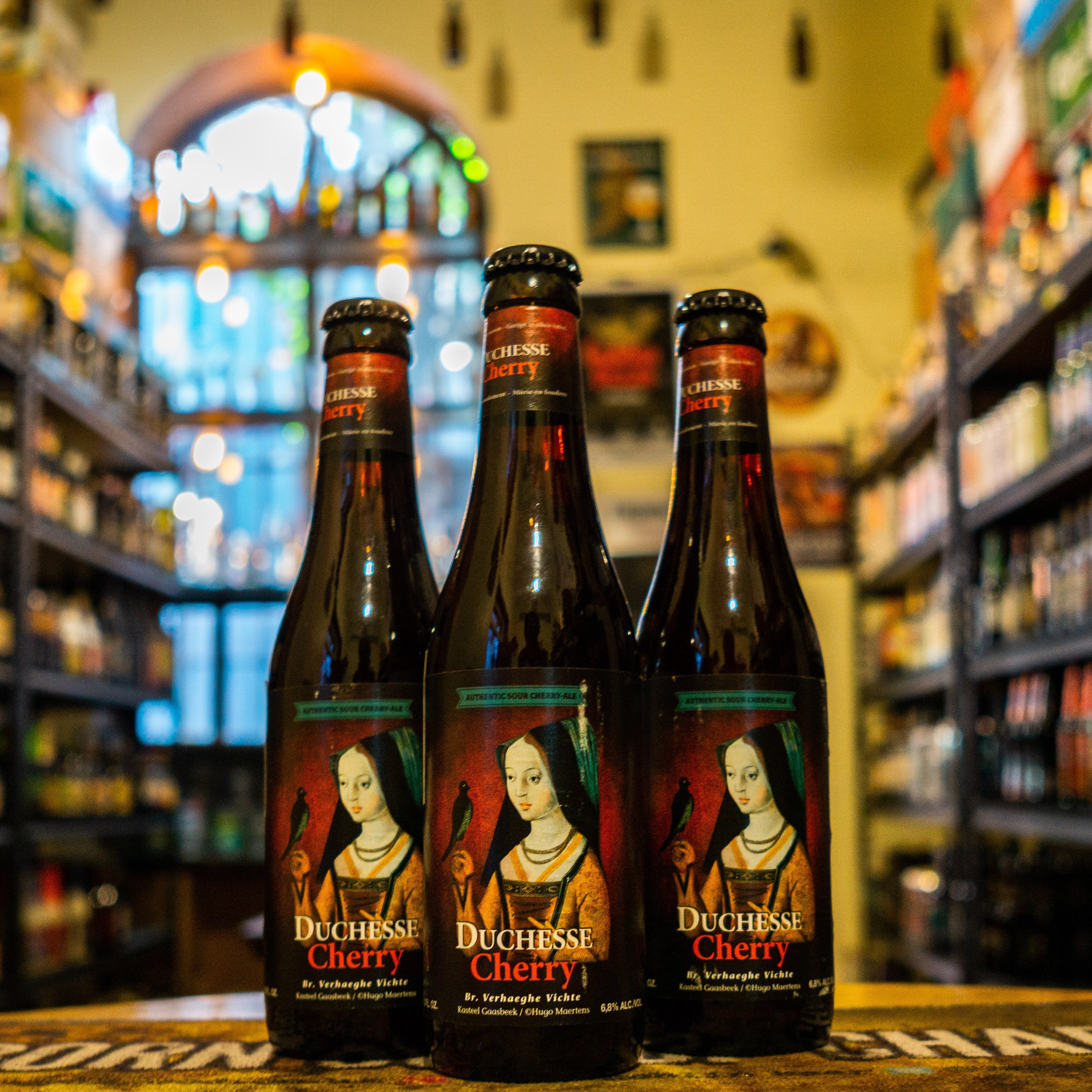 Barril de Duchesse Cherry, una Flanders Red Ale belga de Brouwerij Verhaeghe. Con un ABV de 6.8%, esta cerveza se distingue por su maduración en barricas de roble y la adición de cerezas ácidas belgas, lo que le da un color rubí oscuro y aromas intensos a cerezas maduras, vainilla y toques de roble. En boca, equilibra dulzura y acidez, con un final refrescante y un toque amargo. Ideal para maridar con postres de chocolate y quesos cremosos.