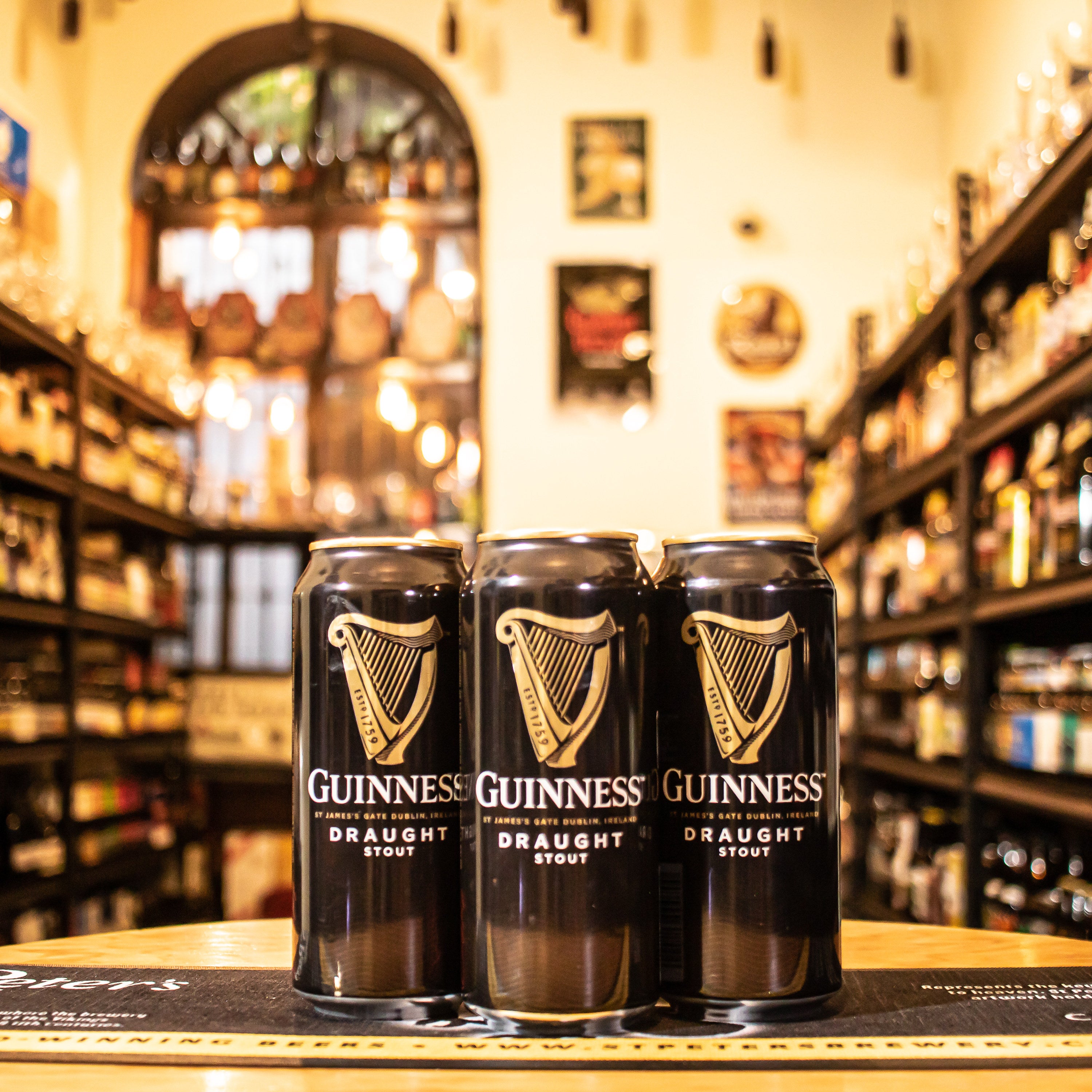 Lata de Guinness, una cerveza stout irlandesa elaborada por Guinness Brewery. Con un ABV de 4.2%, esta clásica cerveza negra se caracteriza por su color oscuro casi opaco y una espuma cremosa y persistente, resultado de su sistema de nitrógeno. Ofrece aromas de café tostado, chocolate y malta. Su sabor es suave, con un balance entre amargor y dulzura de la malta. Ideal para acompañar carnes, estofados y quesos fuertes.