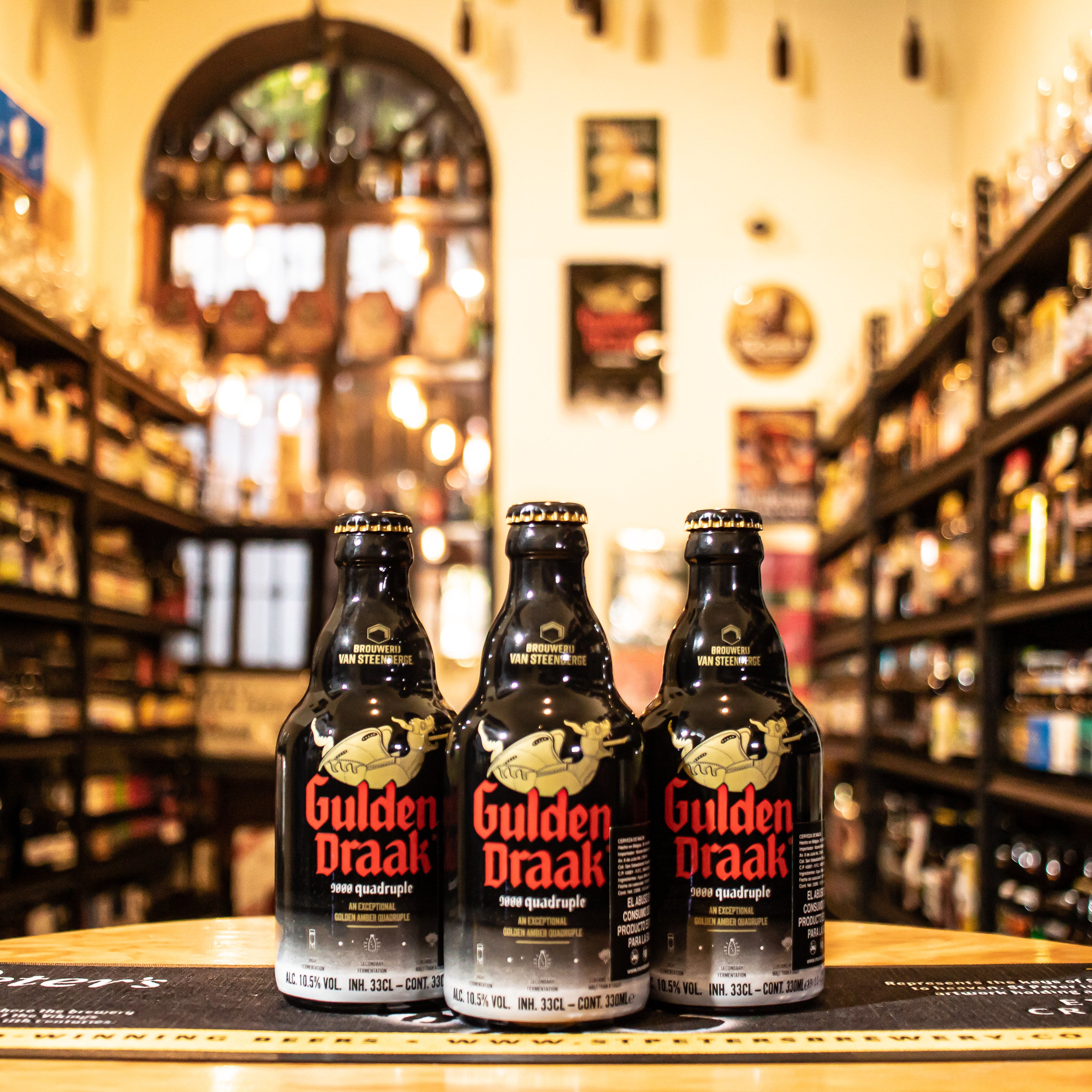 La Gulden Draak 9000 Quadruple es una cerveza belga de estilo Quadrupel con un ABV del 10.5%, elaborada por Brouwerij Van Steenberge. Con un color ámbar profundo, se distingue por sus notas a frutas secas, caramelo, y un toque de dulzura. La fermentación secundaria con levadura de vino le otorga longevidad y evolución en sabor. Ideal para maridar con carnes asadas, quesos maduros, y postres de chocolate.