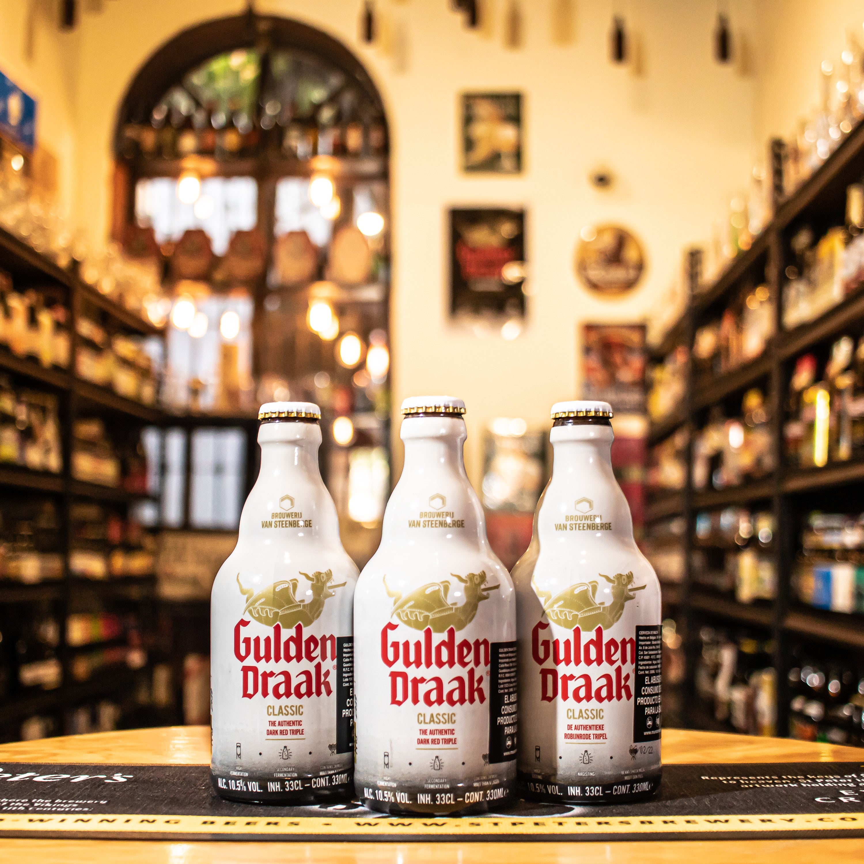 La Gulden Draak es una Belgian Strong Dark Ale belga con un ABV del 10.5%, elaborada por Brouwerij Van Steenberge. Se caracteriza por sus notas de caramelo, toffee, pasas y ciruelas, con un toque especiado. Su fermentación secundaria en botella con levadura de vino le aporta complejidad y profundidad en sabor. Ideal para maridar con carne roja, postres de chocolate y quesos maduros.