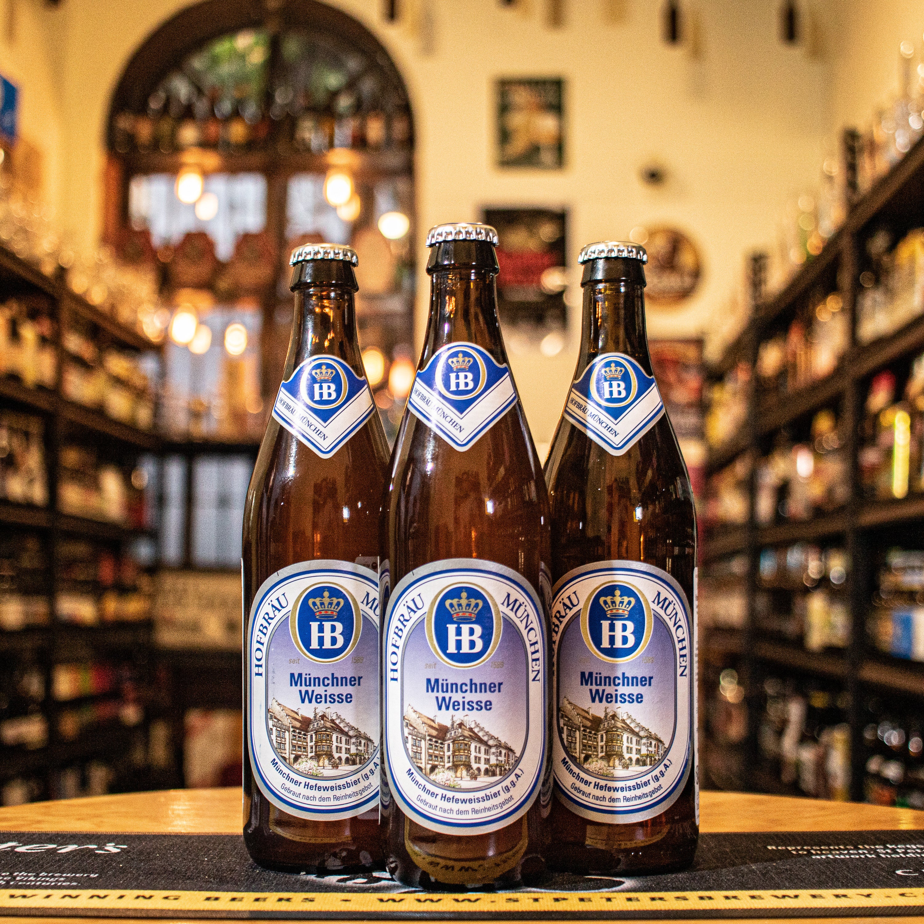 Hofbräu Münchner Weisse es una Hefeweizen de Múnich con un ABV de 5.1%, elaborada por Hofbräuhaus München. Tiene un color ámbar brillante y espuma persistente, con aromas a plátano, clavo y levadura. Su sabor es fresco y frutal, con un toque especiado y un final suave. Es ideal para maridar con ensaladas, pescados y quesos suaves. Perfecta para disfrutar en un día caluroso.