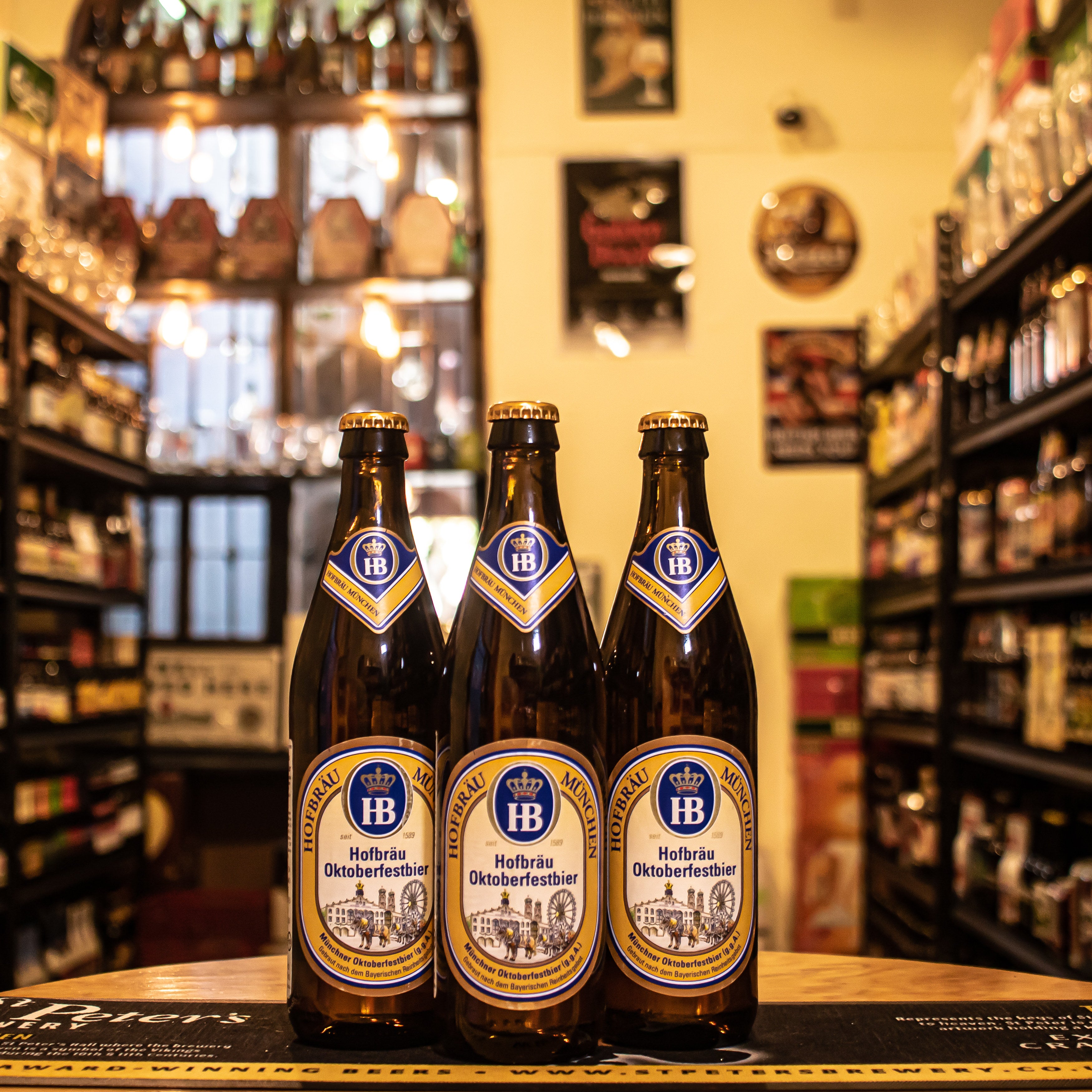 La HB Oktoberfestbier es una cerveza de temporada elaborada por Hofbräuhaus München para el festival Oktoberfest. De estilo Märzen, presenta un ABV de 6.3% y destaca por su color dorado brillante y notas de malta dulce, pan y caramelo. Su sabor balancea perfectamente dulzura y amargor, con un final suave, siendo ideal para acompañar pretzels, salchichas y platillos tradicionales alemanes.