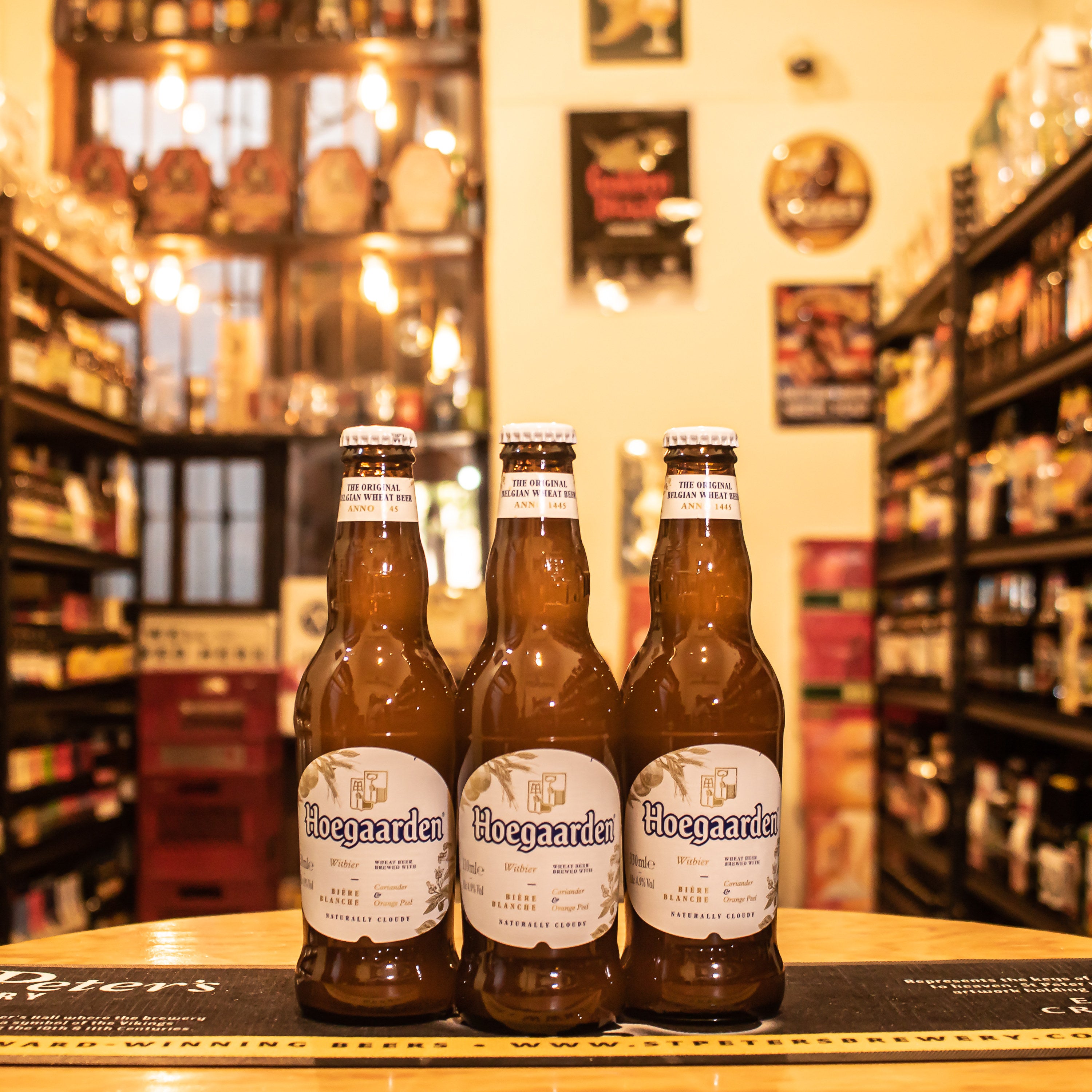 Hoegaarden White es una cerveza belga estilo Witbier, conocida por su refrescante combinación de notas cítricas y especiadas. Elaborada con trigo sin maltear, cilantro y cáscara de naranja de Curazao, tiene un ABV de 4.9%. Su sabor es ligero, con un equilibrio entre la dulzura del trigo y la acidez cítrica, ideal para acompañar mariscos, ensaladas y quesos frescos.