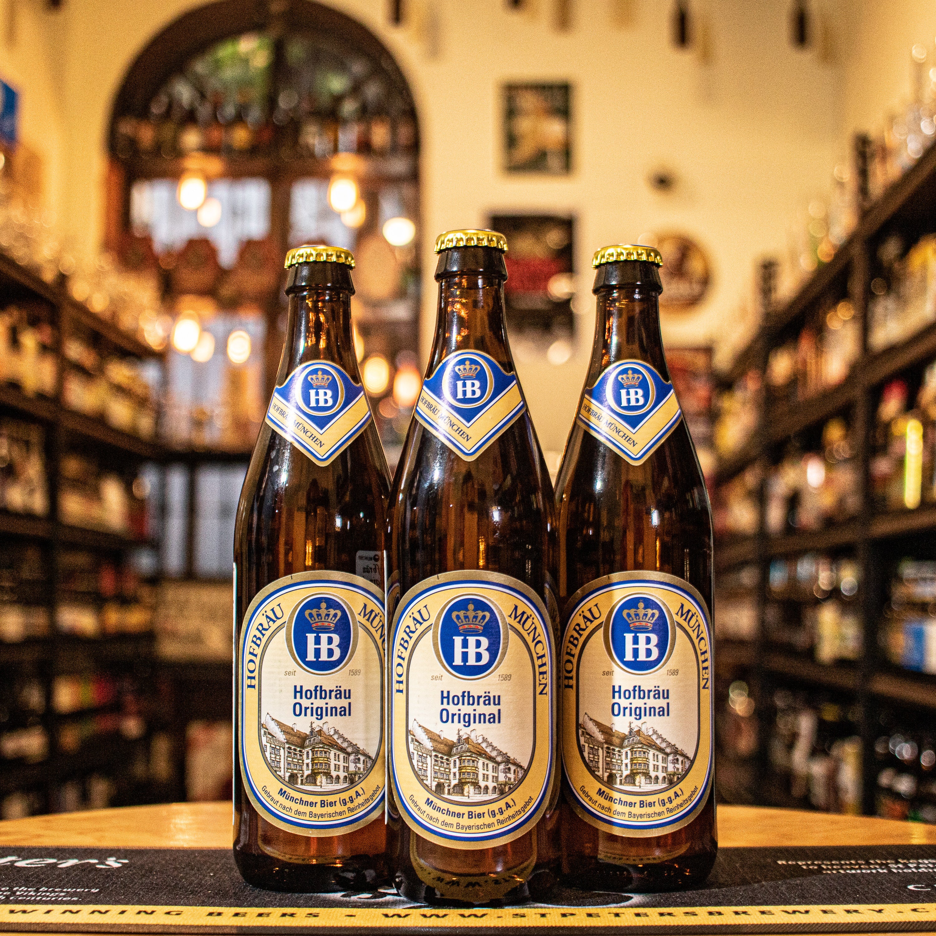 Hofbräu Original es una Munich Helles Lager clásica de Hofbräuhaus München, con un ABV de 5.1%. Tiene un color dorado brillante y espuma cremosa, con aromas a malta, pan y caramelo. Su sabor es equilibrado, con dulzura suave y un final ligeramente seco. Ideal para maridar con quesos suaves, ensaladas y pescados al vapor. Perfecta para los amantes de las cervezas refrescantes.