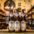 Hofbräu Original es una Munich Helles Lager clásica de Hofbräuhaus München, con un ABV de 5.1%. Tiene un color dorado brillante y espuma cremosa, con aromas a malta, pan y caramelo. Su sabor es equilibrado, con dulzura suave y un final ligeramente seco. Ideal para maridar con quesos suaves, ensaladas y pescados al vapor. Perfecta para los amantes de las cervezas refrescantes.