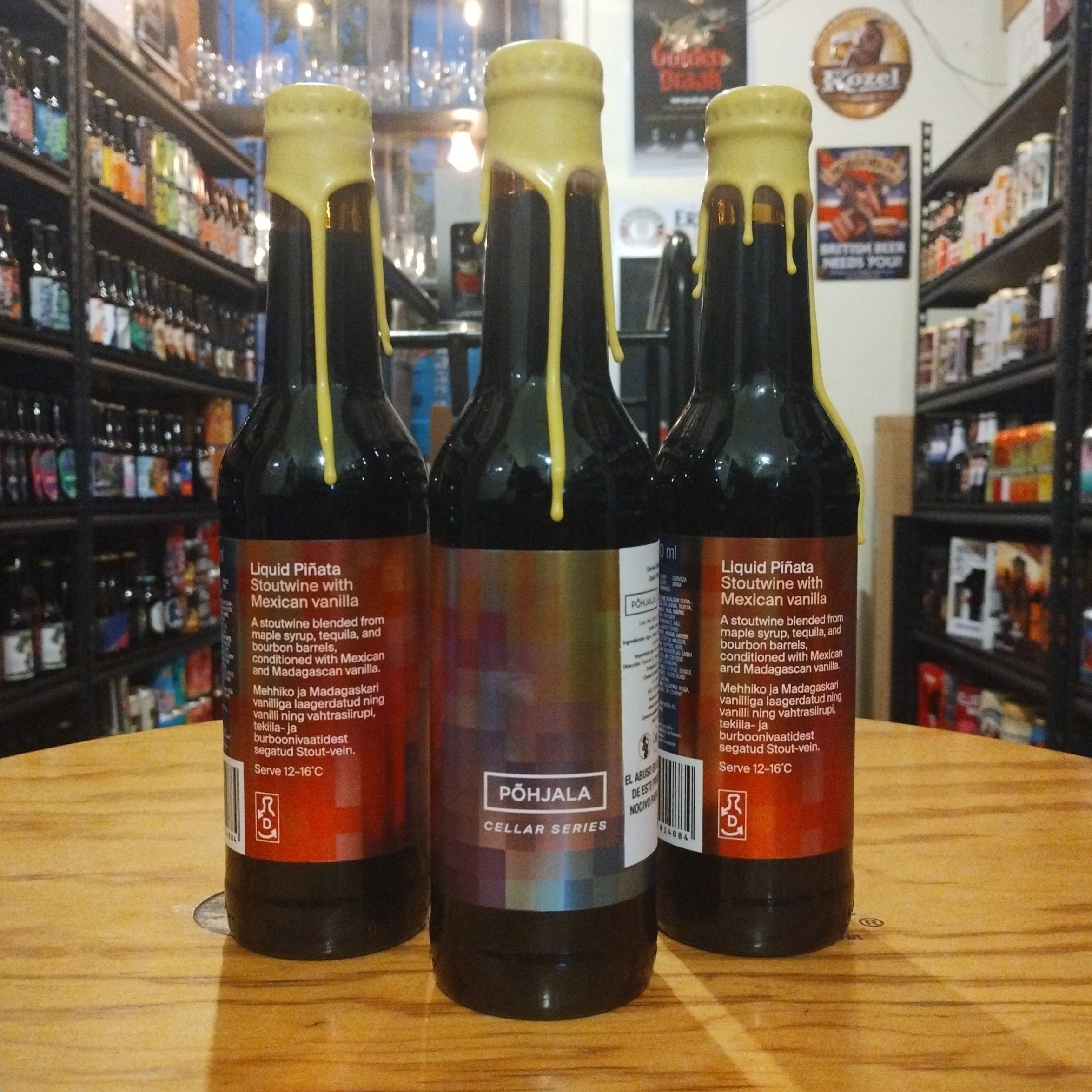 Botella de Põhjala Liquid Piñata, una Imperial Stout con vainilla mexicana de Põhjala Brewery, con un ABV de 13%. Ofrece aromas de chocolate, café, vainilla y especias. Su sabor es intenso, combinando notas de chocolate amargo y café con un toque dulce de vainilla. Ideal para maridar con postres de chocolate, carnes asadas y quesos fuertes. Refleja complejidad y riqueza en cada sorbo.