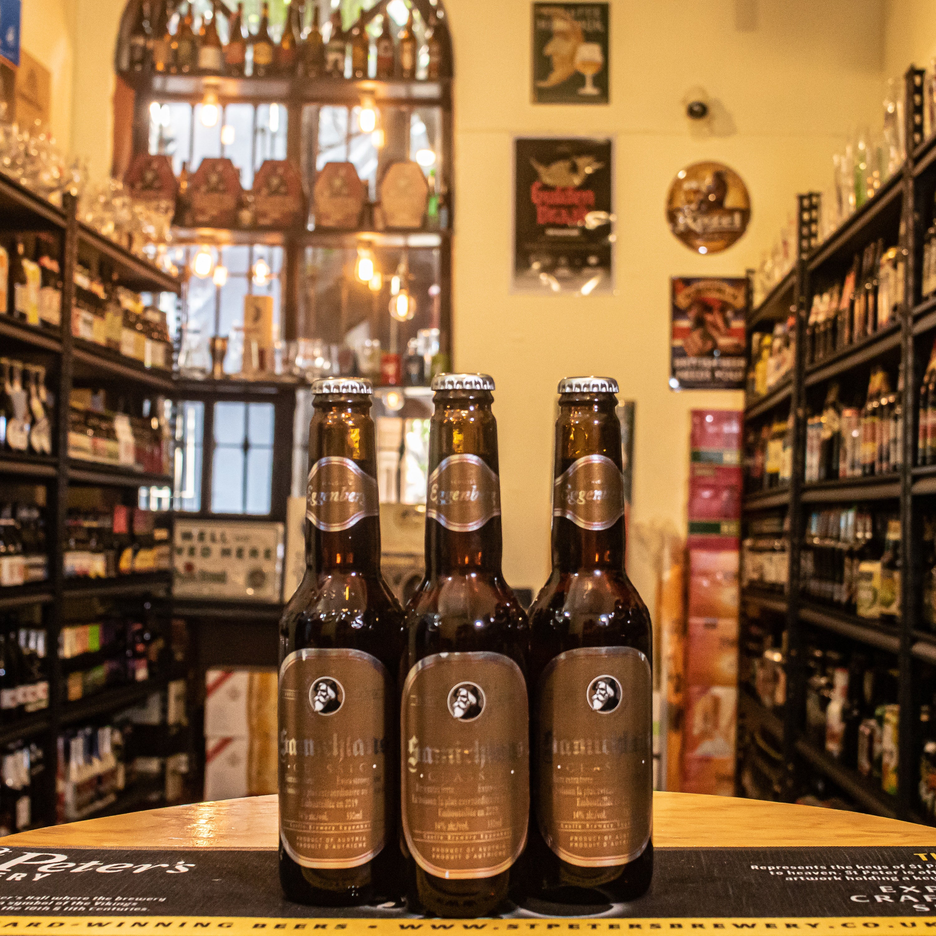 Botella de Samichlaus Classic, una cerveza Doppelbock de Brauerei Schloss Eggenberg con un ABV del 14%, conocida por ser una de las cervezas más fuertes del mundo. De color marrón rojizo, ofrece aromas a ciruelas, caramelo y maltas tostadas. En boca, es rica y compleja, con un perfil dulce y un final cálido. Ideal para maridar con postres de chocolate, quesos fuertes o disfrutarla como digestivo.